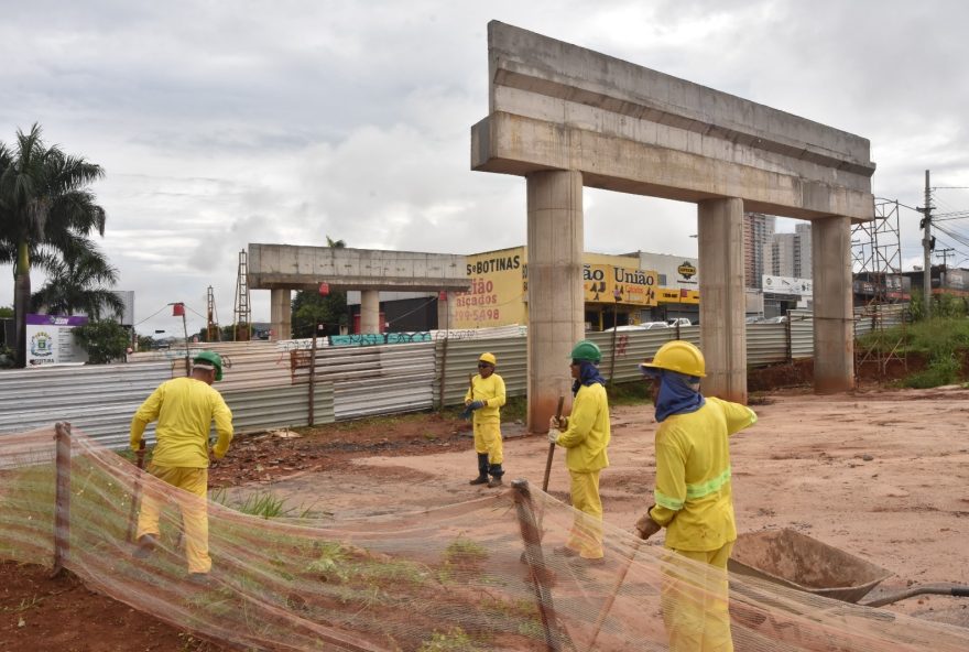 Prefeitura de Goiânia interdita trecho da Avenida Castelo Branco para içar 15 vigas do viaduto com a Leste-Oeste neste final de semana
(Foto: Walter Peixoto)