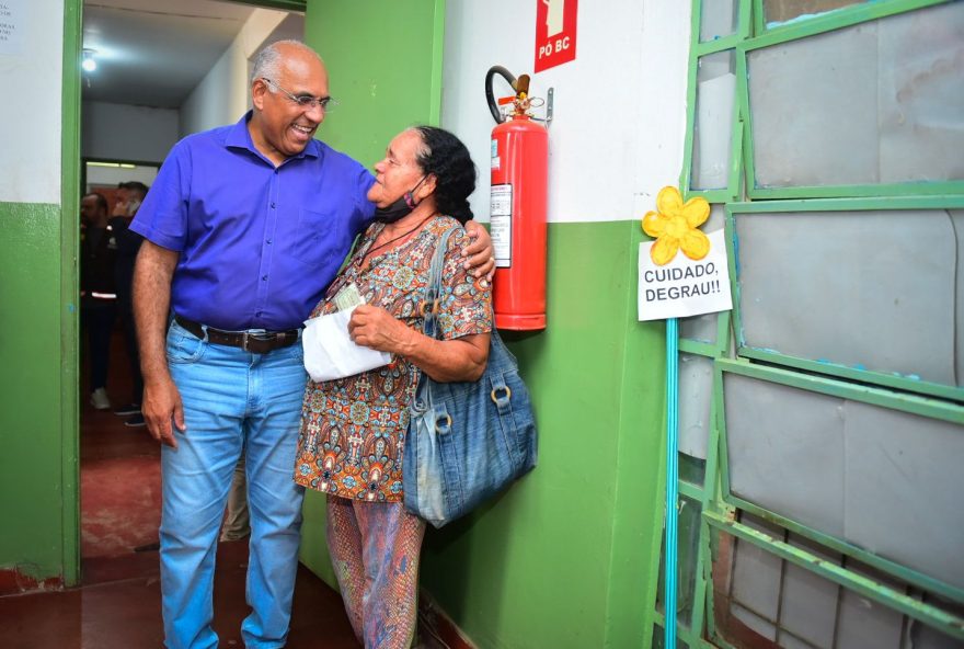 Prefeito Rogério Cruz vistoria obras nesta quinta-feira, 21/3. Ideia é passar imagem de que trabalho segue normalmente após operação policial. (Foto: Jucimar de Sousa)