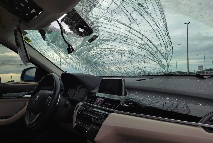 Vítimas tiveram diversos ferimentos e foram conduzidas ao hospital. Carro foi abandono pelo motorista.