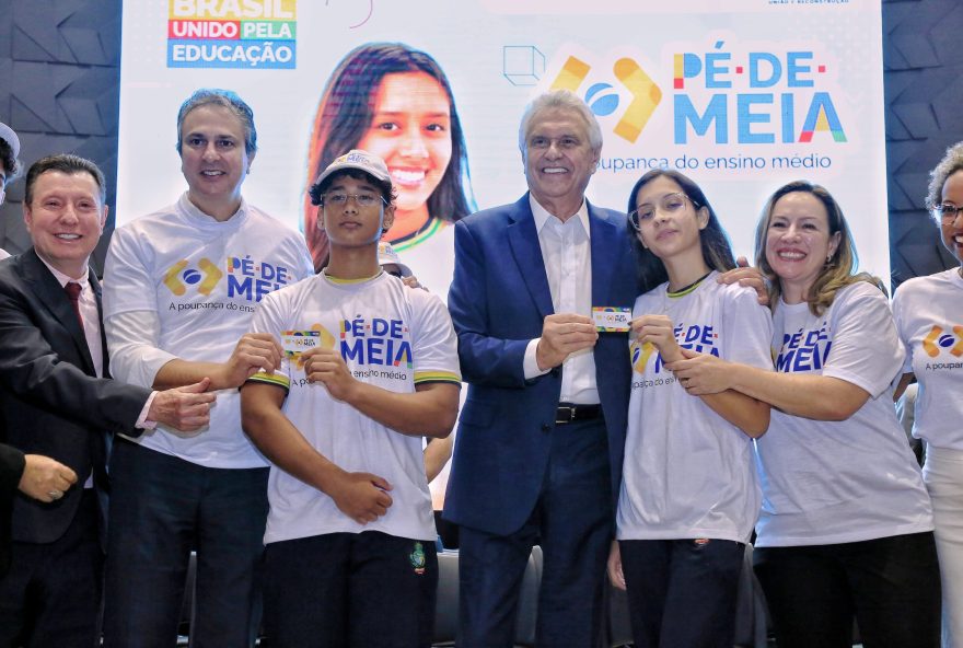 Ronaldo Caiado, Camilo Santana e demais autoridades no lançamento do programa Pé-de-Meia em Goiás: incentivo para conclusão do ensino médio (Foto: André Saddi)