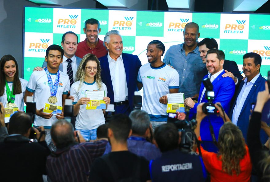 Caiado durante entrega de cartões a esportistas beneficiados pelo Pró-Atleta: governador garantiu continuidade do apoio para desenvolvimento de talentos. (Fotos: Wesley Costa e André Costa)