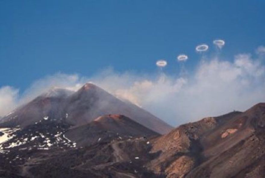 Vulcão Etna emite anéis de fumaça na Itália; confira o espetáculo