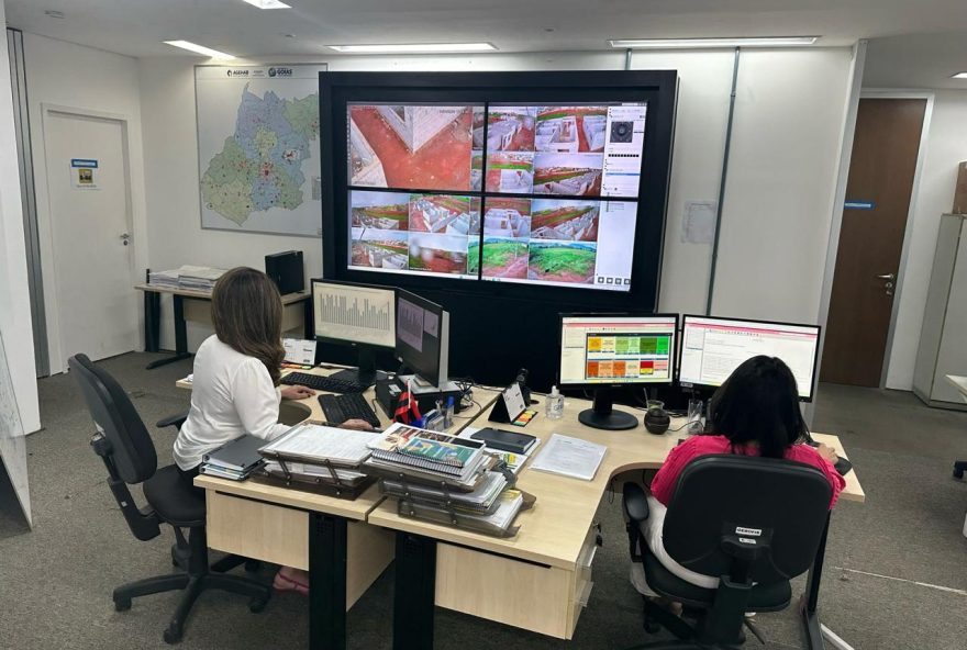 Sala de monitoramento de obras instalada na Agehab. Imagens em tempo real vão acompanhar o andamento das obras. (Foto: Pedro Nogueira)