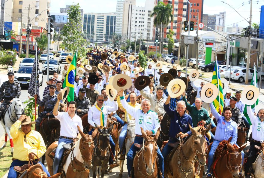 Governador Ronaldo Caiado participa da abertura do 1º Encontro de Comitivas em Goiás e desfile de muladeiros pelas ruas da capital: “Tem muito a ver com a nossa história”
(Foto: Secom)