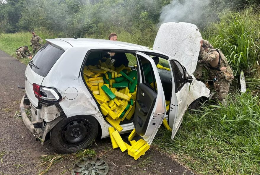 Ao ser perseguido pela Polícia Rodoviária Federal do Paraná (PRF-PR), um adolescente de 16 anos capotou o carro na BR-277.
( Foto: Divulgação/PRF-PR)