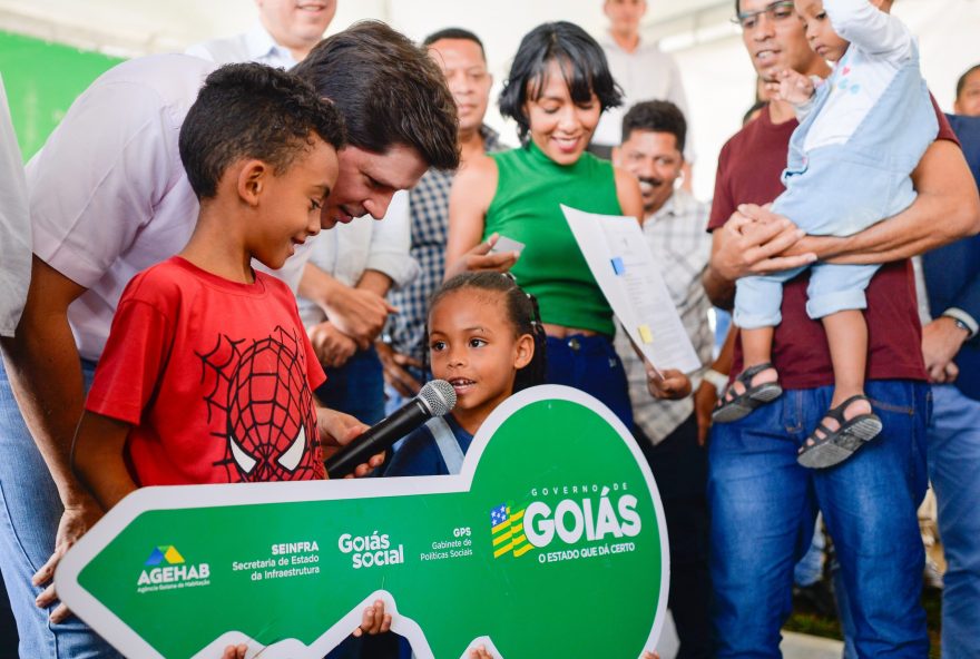 Daniel Vilela e as moradias entregues em Alto Paraíso: “Tudo que foi feito aqui utilizou material de primeira qualidade” (Fotos: Hegon Corrêa e Lucas Diener)