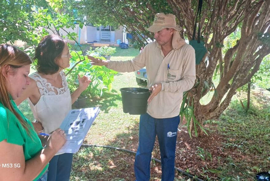 Agentes Comunitários de Combate a Endemias instalam armadilhas para controle do Aedes aegypti no Setor Jardim América; ao todo, Prefeitura de Goiânia vai instalar 11,2 mil em bairros de quatro regiões da capital 
(Foto: SMS)