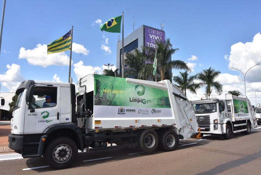 Caminhões do consórcio trabalham dia e noite para normalização do serviço de coleta domiciliar em até uma semana nas regiões Norte e Leste. (Fotos: Walter Peixoto)