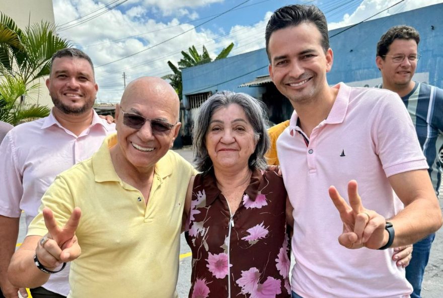 Deputado federal Professor Alcides (à esquerda) e ex-deputado estadual Max Menezes. Ambos são, respectivamente, pré-candidatos a prefeito e a vice-prefeito de Aparecida. Ao centro, professora Regina, moradora do Jardim Tiradentes.