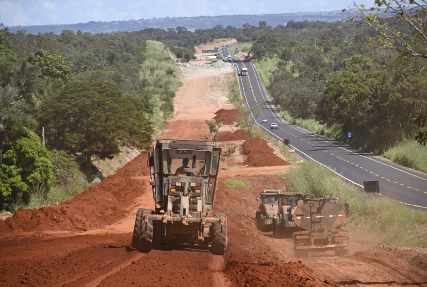 Antecipação de etapas da obra será possível em razão dos trabalhos desenvolvidos em múltiplas frentes de serviço simultâneas. (Fotos: Silvano/Goinfra e 2º Batalhão Ferroviário/Exército Brasileiro)