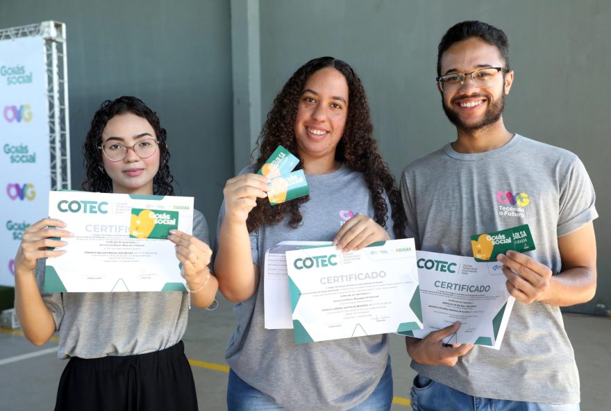 Beneficiários dos Programas da Juventude da OVG recebem cartões do Crédito Social, Bolsa Qualificação e certificados de cursos capacitação. (Foto: Aline Cabral)