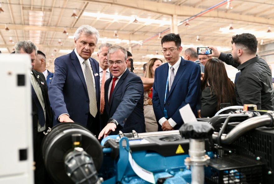 O governador Ronaldo Caiado visita as multinacionais Ambev em Anápolis; Mitsubishi e John Deere em Catalão; e WeiChai/Stemac em Itumbiara: investimentos recorde em Goiás. (Fotos: Cristiano Borges, Hegon Corrêa e Junior Guimarães)