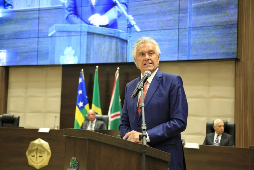 Governador Ronaldo Caiado e autoridades na cerimônia de posse dos novos dirigentes do TRE-GO: para o governador, IA é ferramenta poderosa para desenvolvimento, mas, se usada com má-intenção, pode deixar sequelas negativas
(Fotos: André Saddi)