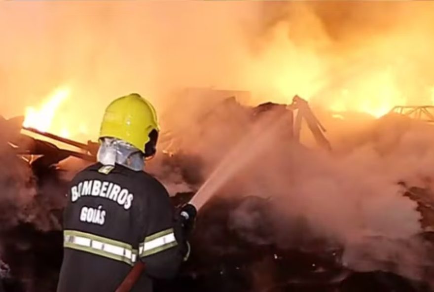 Bombeiros combatem incêndio em indústria de reciclagem em Senador Canedo por mais de 10 horas