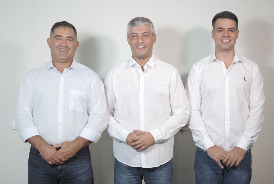 Da esquerda para a direita: pré-candidato a prefeito de Buriti Alegre, Clayton Carvalho (PP); prefeito André Chaves (MDB); e pré-candidato a vice-prefeito, Emiliano Gomes (MDB).