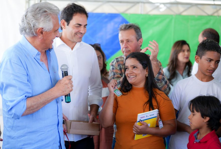 Governador Ronaldo Caiado durante entrega de moradias em Ipameri: “Não existe nenhum lugar que tenha casa dessa qualidade entregue a custo zero”
(Fotos: Júnior Guimarães)