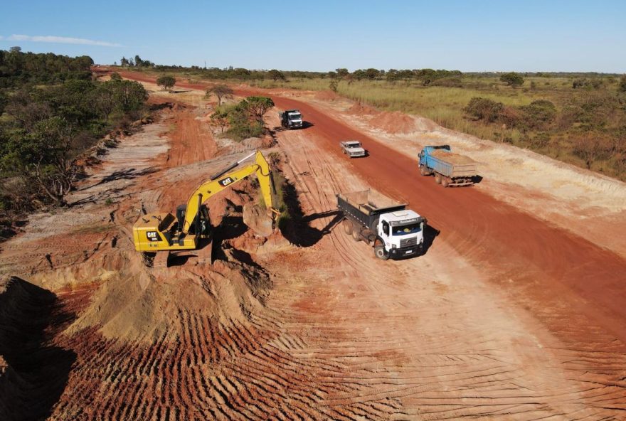 Pavimentação de trecho da GO-309 avança e vai reduzir o trajeto entre Cristalina e Unaí (MG) 
(Fotos: Goinfra)