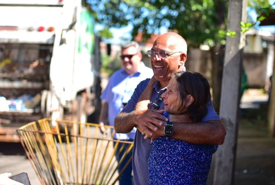 Prefeito Rogério acompanha, pelo terceiro dia consecutivo, a coleta de lixo e conversa com moradores sobre o processo de normalização dos trabalhos pelos próximos dias. (Foto: Jucimar de Sousa)