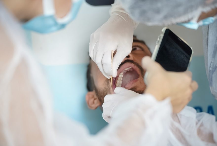 Visitas regulares ao dentista ajudam na prevenção e tratamento precoce do câncer de boca. (Foto: SES)