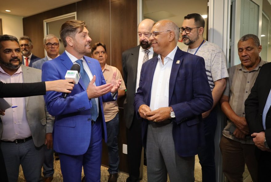 Bruno Peixoto recebe prefeito Rogério Cruz no gabinete da Presidência, na Assembleia Legislativa/Foto: Ruber Couto