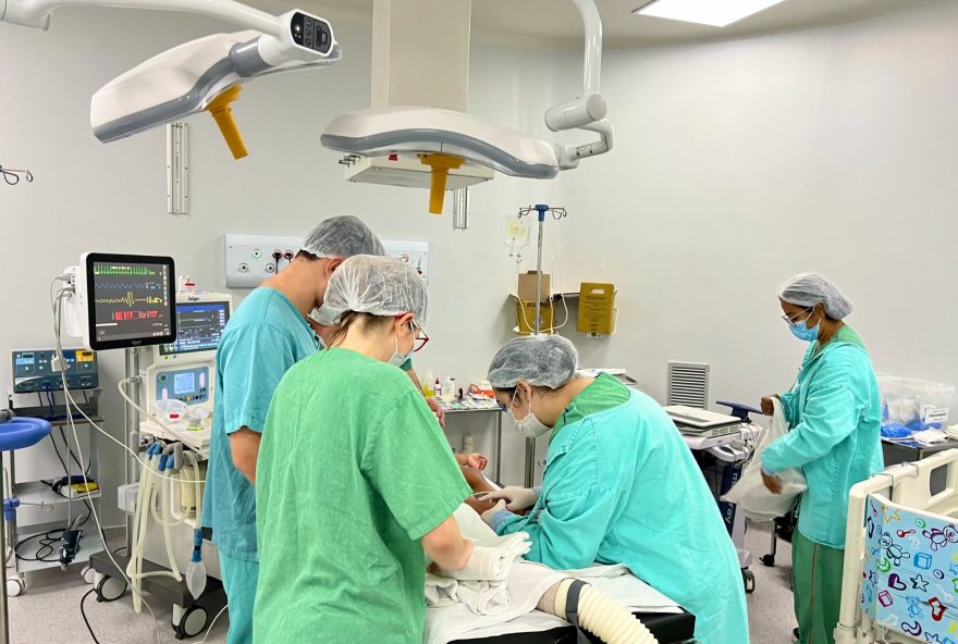 Hecad realiza em média 13 cirurgias pediátricas por dia, em processo pensado para trazer bem-estar e conforto aos pequenos. (Fotos: Hecad)