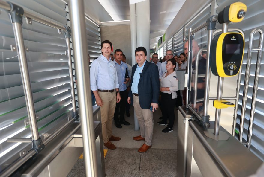 Daniel Vilela e Adriano da Rocha Lima entregam nova Estação Hemocentro aos usuários do Eixo Anhanguera. (Fotos: André Costa)