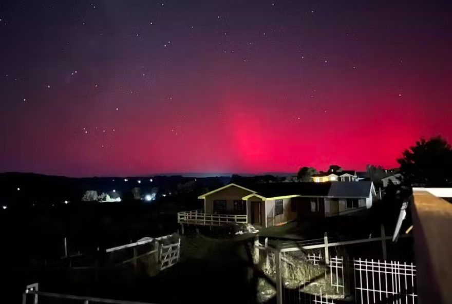 Tempestade solar histórica causa auroras na Europa, Argentina e Chile (Foto: Reprodução/AyomGMA/X)