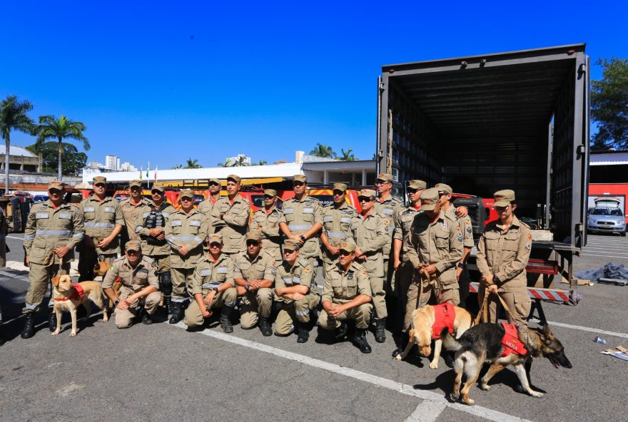 Missão cumprida: 21 bombeiros militares posam para foto oficial, após retorno de missão no Rio Grande do Sul

(Fotos: Wesley Costa)