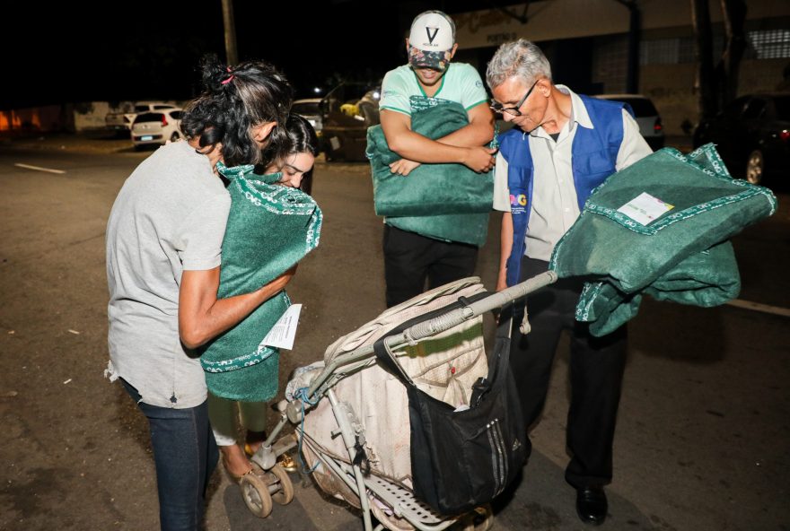 Goiás Social e OVG iniciam doação de cobertores da Campanha Aquecendo Vidas a pessoas em situação de rua e a famílias em extrema vulnerabilidade, em Goiânia
(Foto: Aline Cabral)