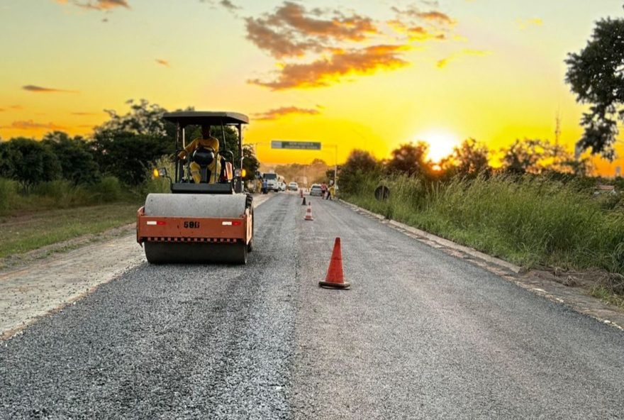 Equipes trabalham nas obras da GO-108, que beneficiarão o turismo e o escoamento da produção agroindustrial. (Fotos: Goinfra)