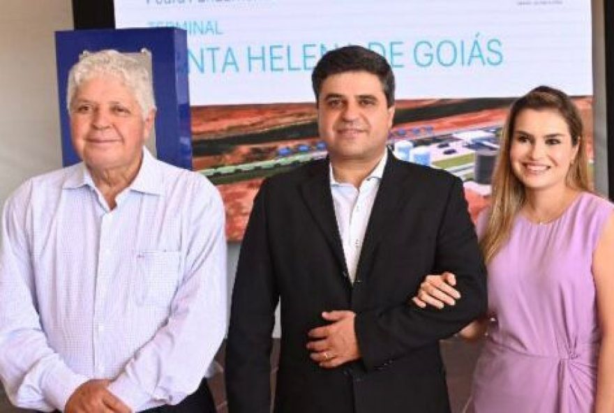 Ex-governador Alcides Rodrigues participa de evento em Santa Helena de Goiás, cidade administrada pelo seu filho, João Alberto (à direita) (Reprodução)