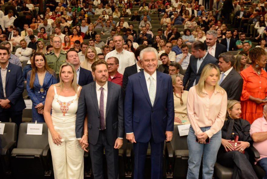 Presidente da Assembleia Legislativa, Bruno Peixoto comemora 50 anos ao lado da mulher, Luciene, e do governador Ronaldo Caiado. Foto: Carlos Costa