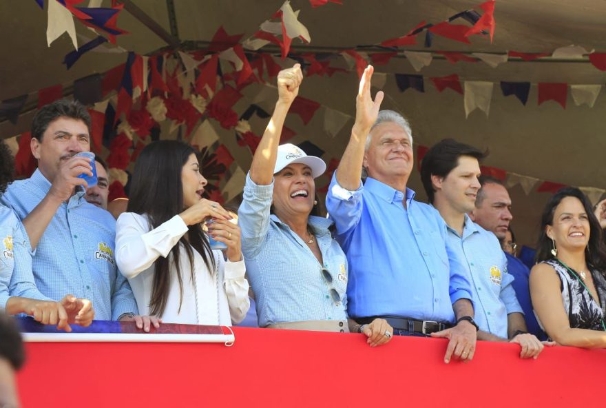 Governador Ronaldo Caiado, primeira-dama Gracinha Caiado e auxiliares durante evento em Pirenópolis: apoio aos municípios por meio do projeto Circuito das Cavalhadas. (Foto: Reprodução)