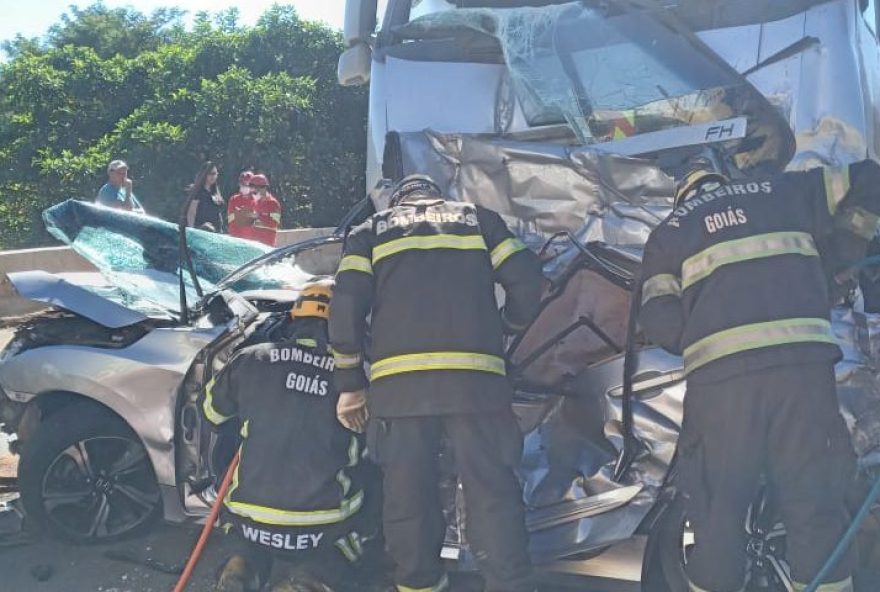 Passageira morre e condutor fica gravemente ferido após colisão com máquina na BR-060