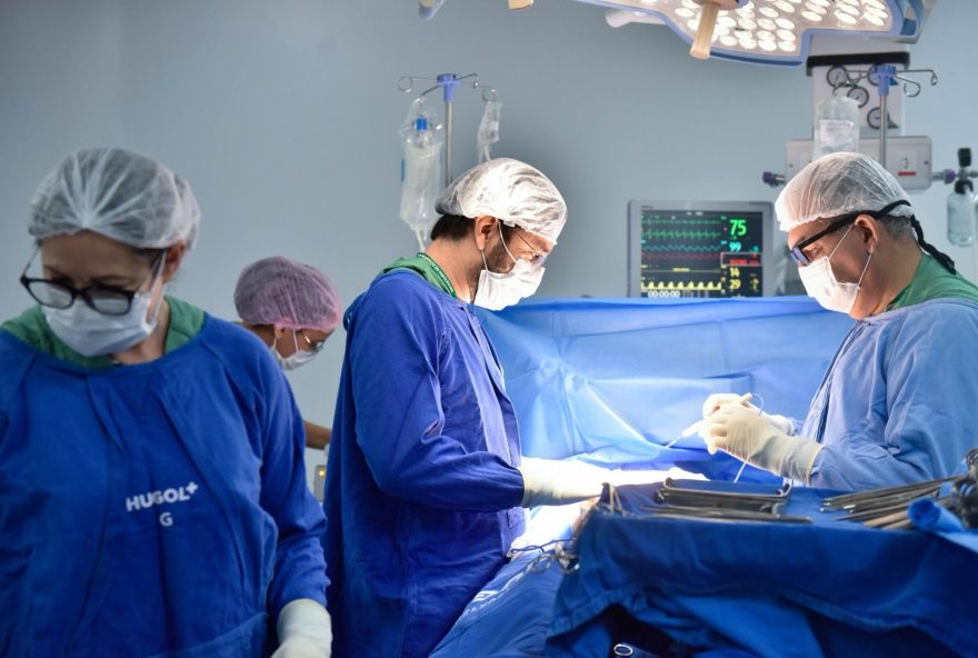 Profissionais do HGG durante o primeiro transplante de pâncreas em unidade de saúde pública no estado. (Fotos: SES)