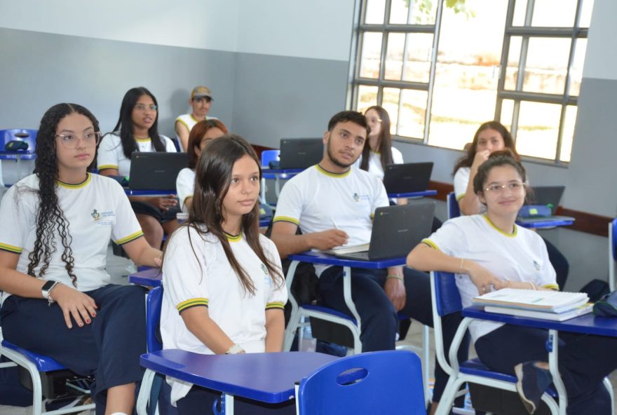 Para ninguém ficar de fora: escolas da rede estadual de ensino auxiliam estudantes a fazer inscrição no Enem 2024. (Foto: Seduc)