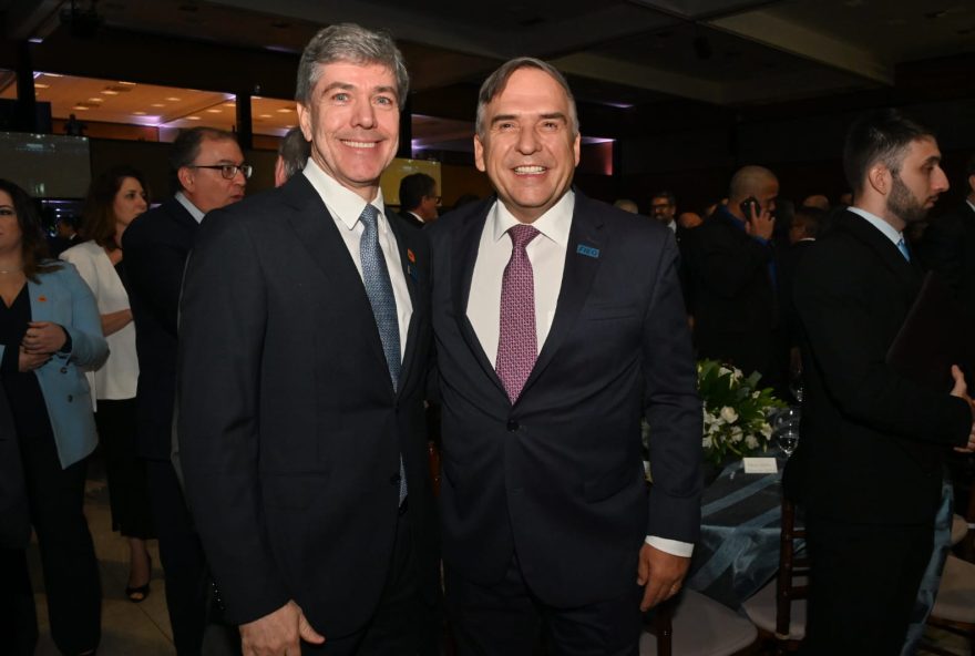 Presidente da Fieg, Sandro Mabel (à direita) vai licenciar-se do cargo pelos próximos quatro meses. Ele passa o bastão para André Rocha (à direita), presidente do Sifaeg/Sifaçucar. Foto: Alex Malheiros