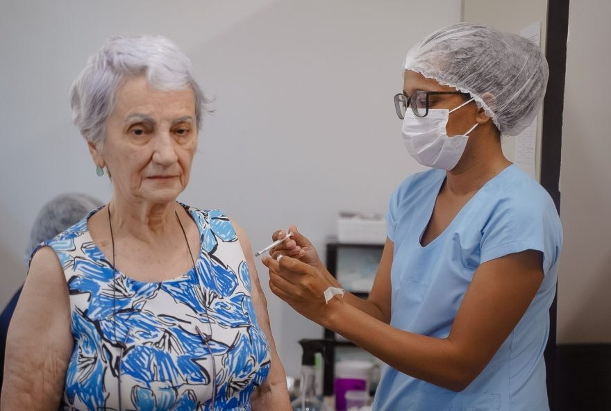 Em Goiás, apenas 30,59% das pessoas que integram os grupos prioritários procuraram os postos da rede pública. (Foto: Iron Braz)