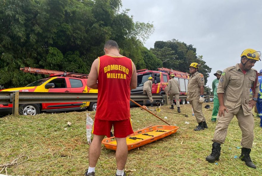 Corpo de Bombeiros foram acionados para resgate do corpo, que estava boiando dentro do rio. Caso é investigado pela DIH. (Foto: Reprodução/CBMGO)