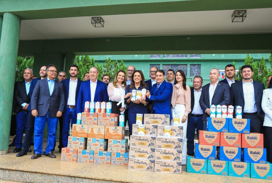 Gracinha Caiado recebe doação de leite para entidades sociais: rico em cálcio, alimento é essencial para alimentação. (Fotos: Rômullo Carvalho)