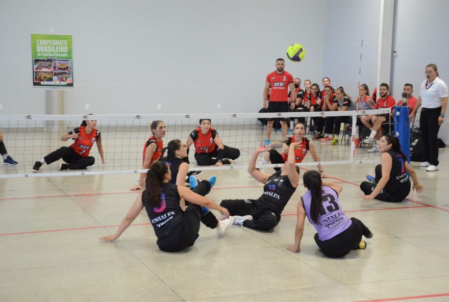 Atletas de Goiás se preparam para disputa do Brasileiro Feminino de Vôlei Sentado: modalidade evolui no estado e se torna referência. (Fotos: Mantovani Fernandes)