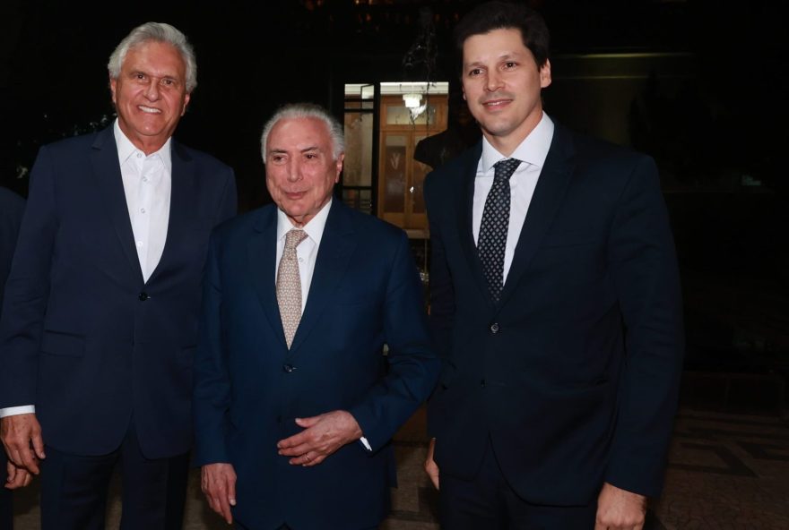 Ex-presidente da República, Michel Temer (ao centro), entre o governador Ronaldo Caiado e o vice-governador Daniel Vilela. (Foto: André Costa)