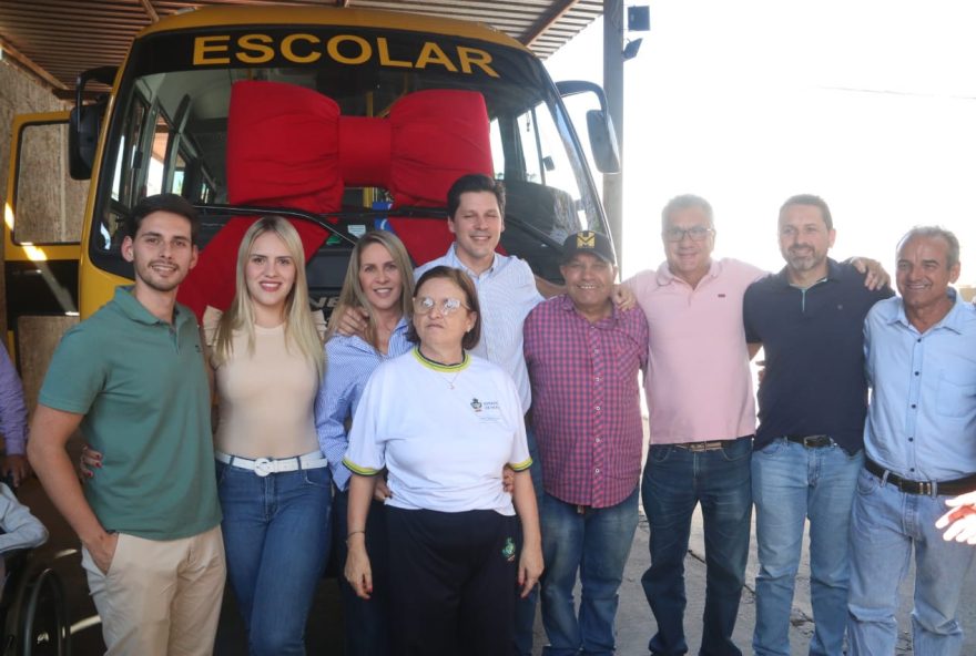 Vice-governador Daniel Vilela entrega micro-ônibus adquirido pelo Governo do Estado à Escola de Ensino Especial Érica de Melo Barbosa, em Jataí (Fotos: Jota Eurípedes)