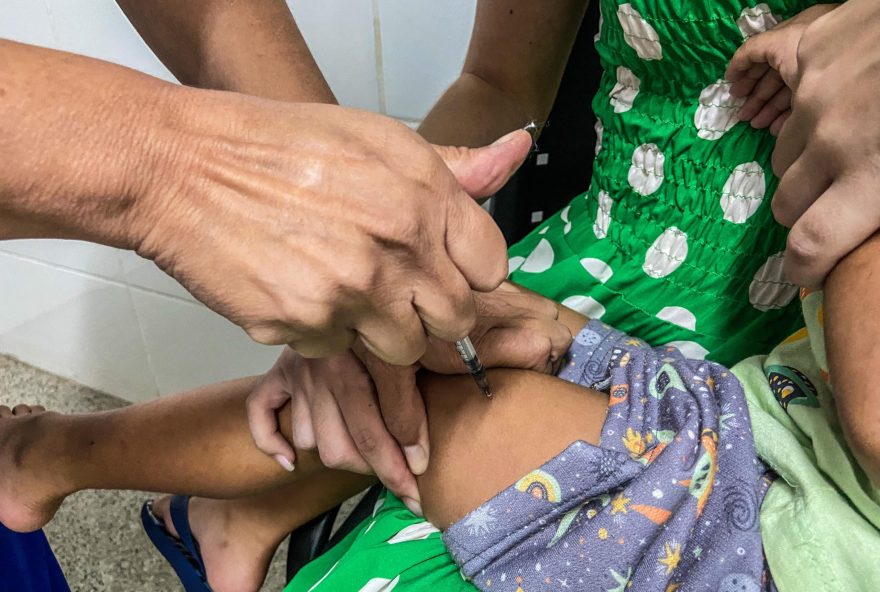 Vacinação contra coqueluche é feita com pentavalente aos 2, 4 e 6 meses de vida; e com reforço da DTP aos 15 meses e 4 anos. (Foto: Aline Rodrigues)