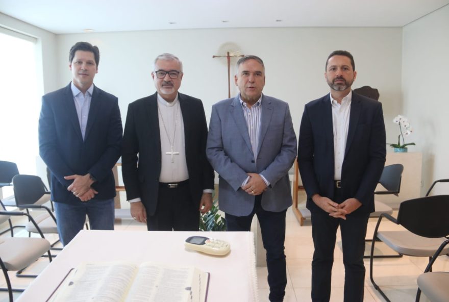 Da esquerda para a direita: governador em exercício Daniel Vilela; arcebispo de Goiânia, Dom João Justino; e os pré-candidatos a prefeito da capital, Sandro Mabel, e de Aparecida, Leandro Vilela. Foto: Jota Eurípedes