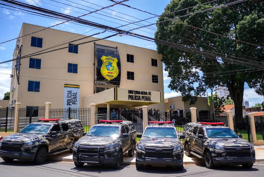 Daniel Vilela autoriza concurso para preenchimento de vagas na Diretoria-Geral de Polícia Penal. (Fotos: Secom e divulgação)