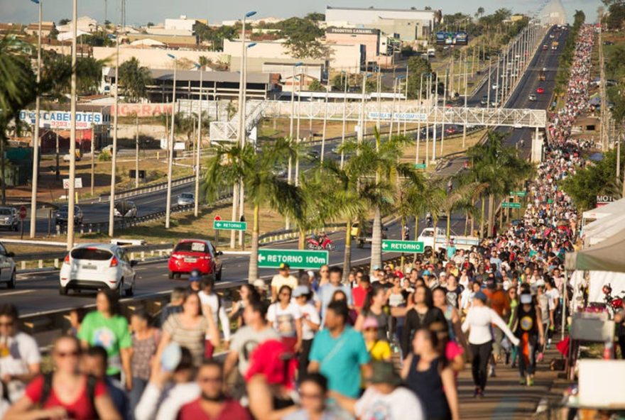 Foto: Hetrin
Sob o sol, fiéis se aglomeram na GO-060, a caminho de Trindade