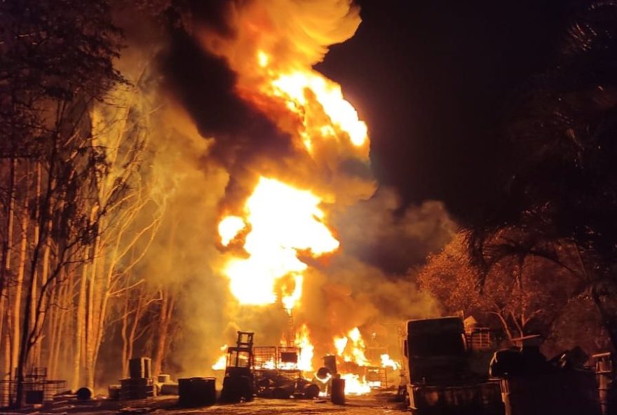 Focos de incêndio consumiram 47 mil litros de tolueno, produto químico altamente inflamável. (Foto: Reprodução)