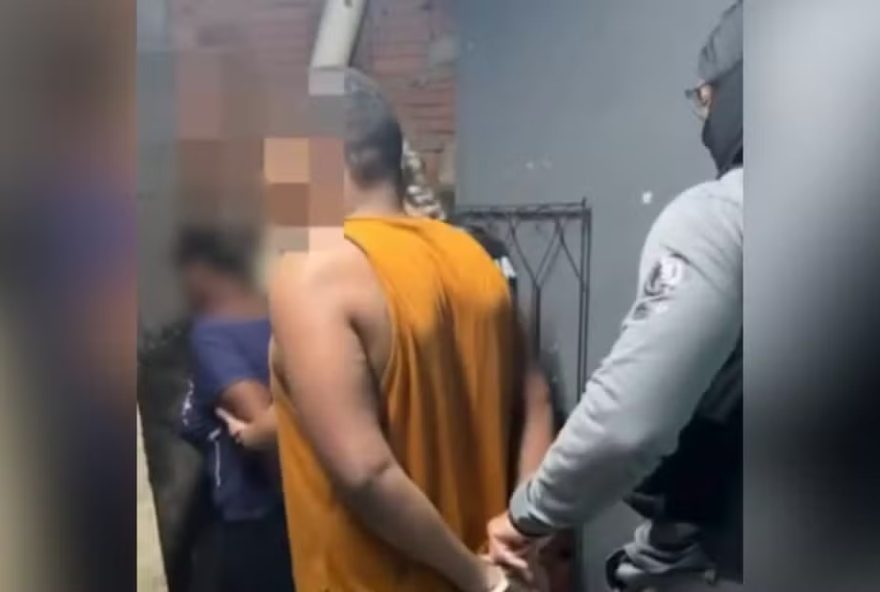 Polícia prende padrasto suspeito de estuprar enteada durante uma década com com a conivência da mãe