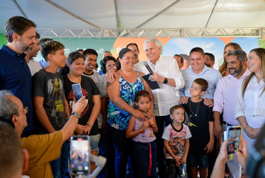 Ronaldo Caiado entrega moradias a custo zero em Senador Canedo: “As casas ficaram maravilhosas, com padrão altíssimo de qualidade”. (Fotos: Lucas Diener)